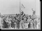 Dachau prisoners (from the sub-camp called Allach) cheer the liberating US Army * 400 x 290 * (45KB)